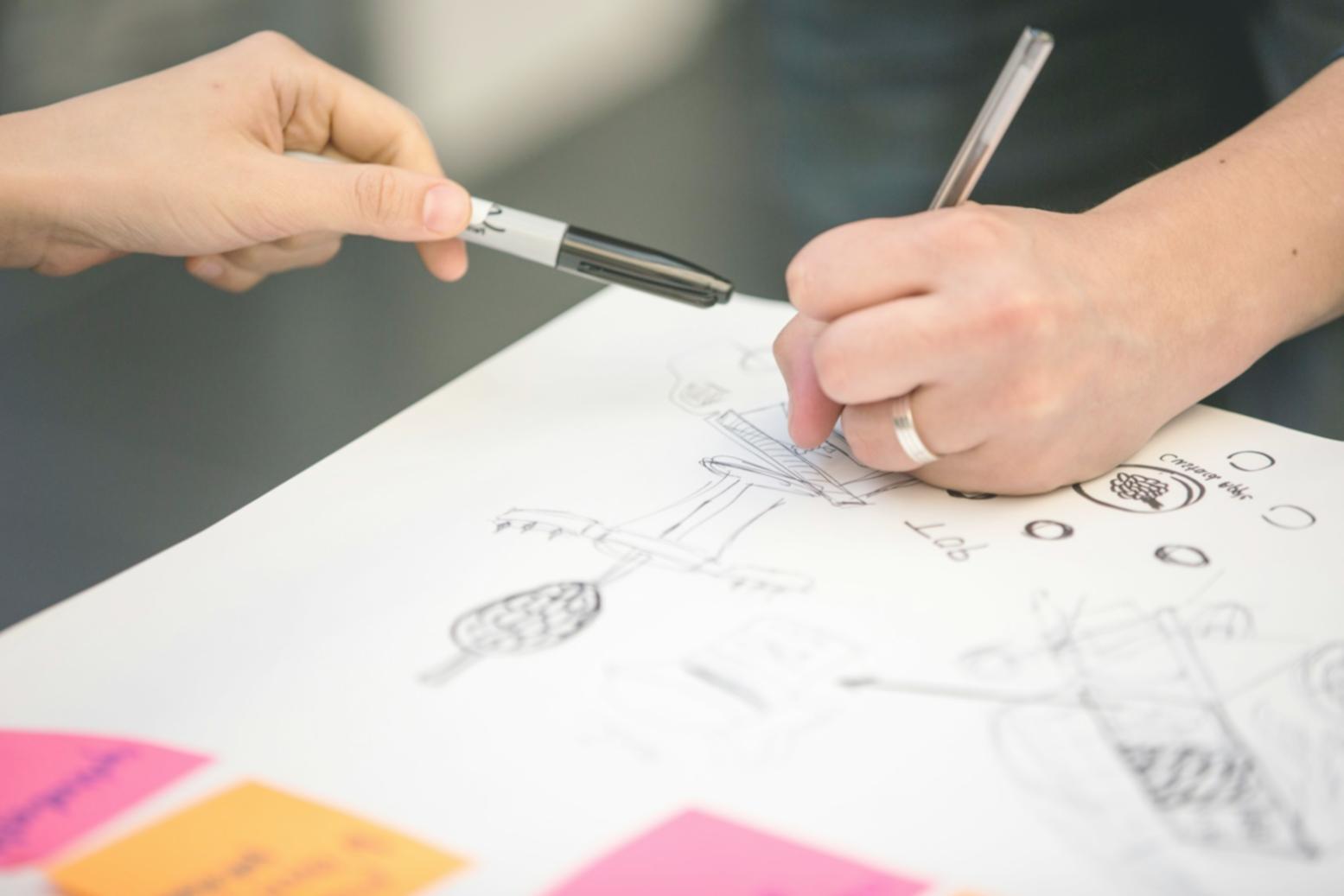 Arbeitsplatz mit Finanzunterlagen und Laptop