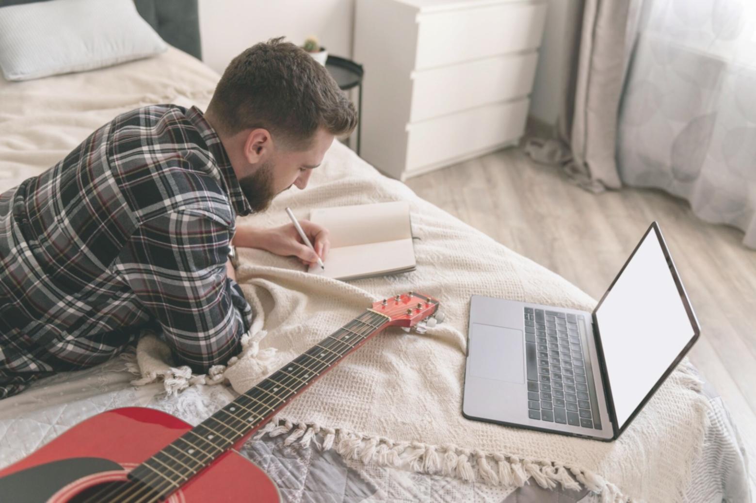 Teilnehmer arbeitet an Finanzkalkulationen am Computer