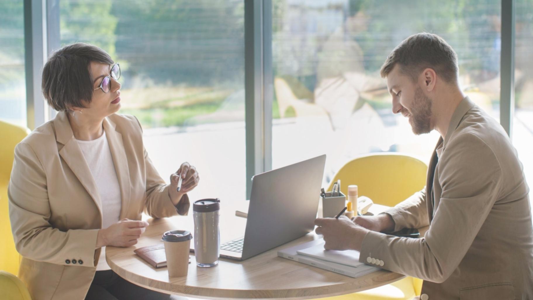 Finanzplanung mit Notizen und Taschenrechner